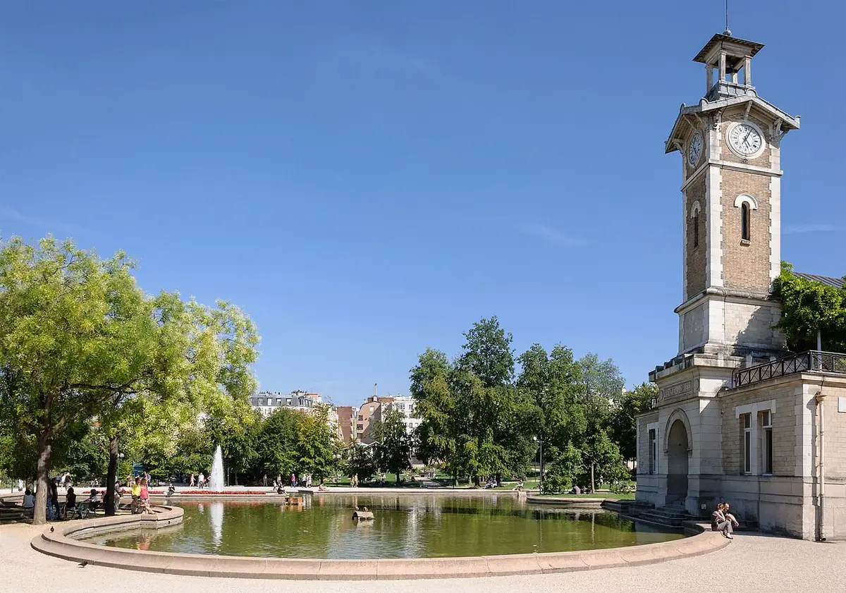 Le parc Georges-Brassens avec son beffroi et son bassin