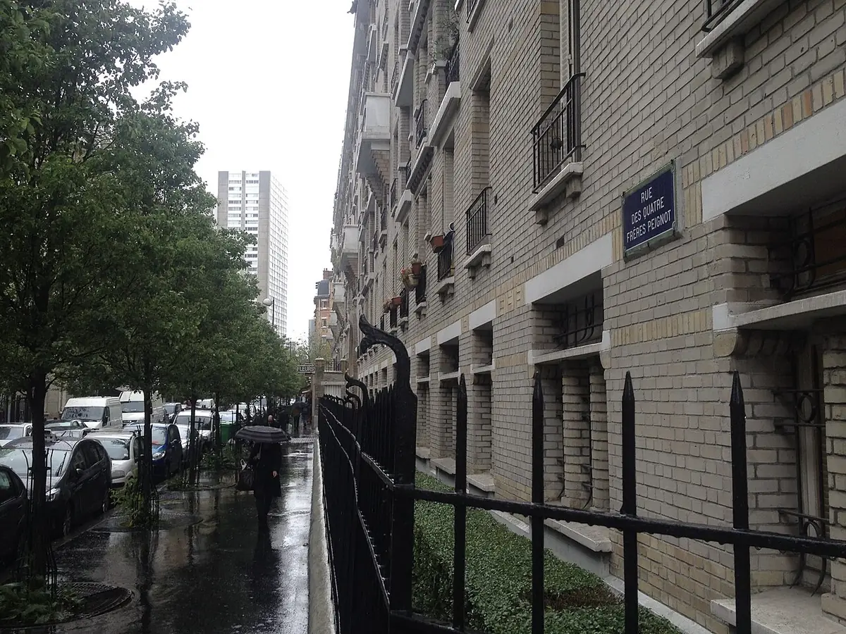 La rue des Quatre-Frères-Peignot, bordée d’arbres et d’immeubles