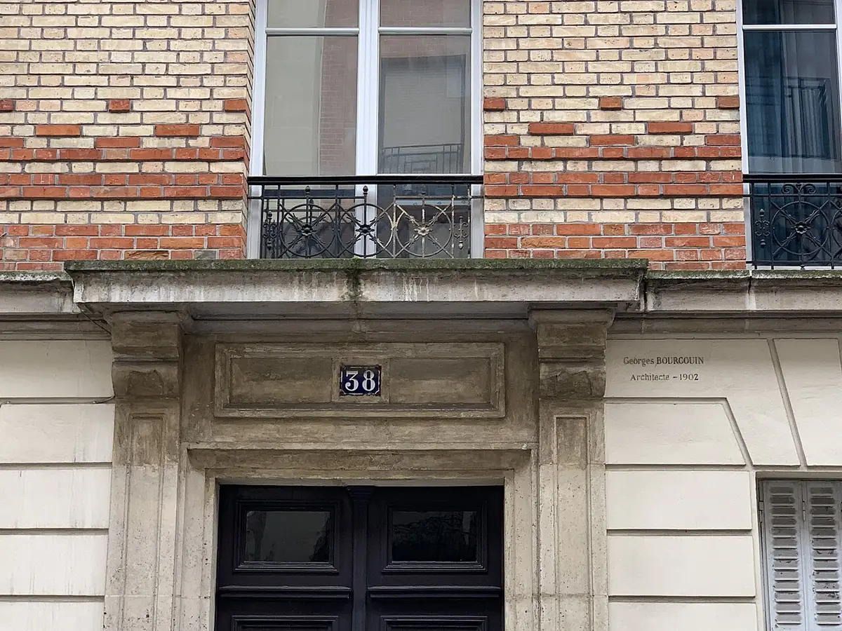 La façade du 38 rue du Théâtre, immeuble de 1902 signé par l’architecte Bourgouin