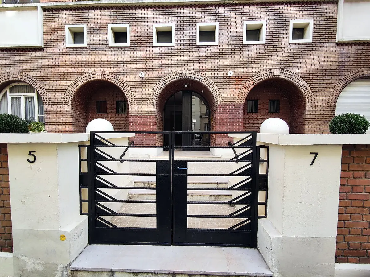 L’entrée en briques du 5-7 rue Alasseur, quartier Dupleix