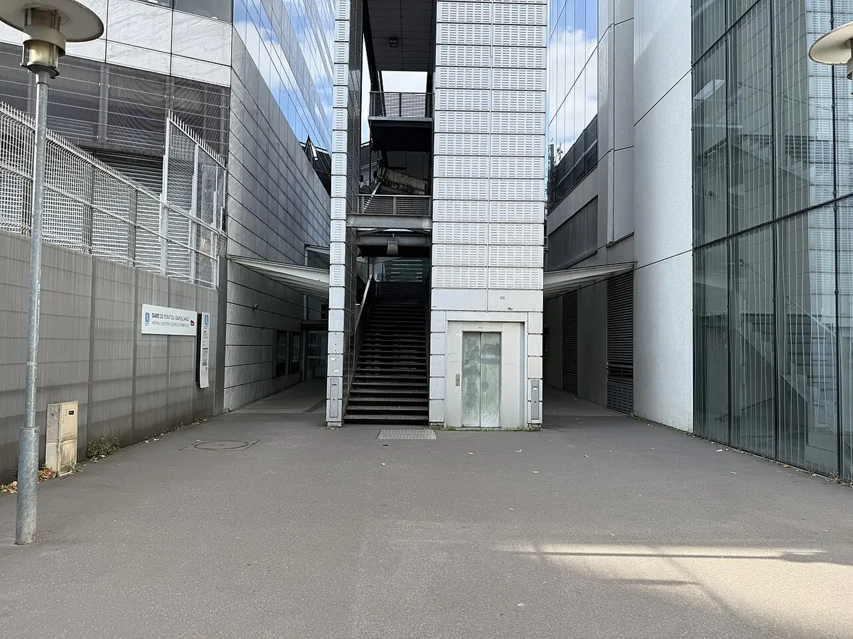 Entrée d’un immeuble de bureaux moderne, façade en verre et béton