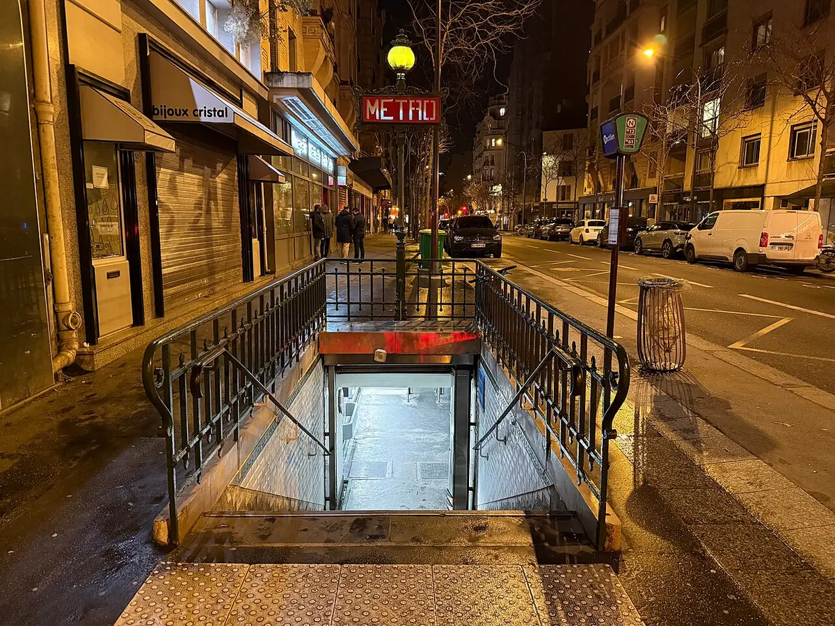 L’entrée de la station de métro Avenue Émile-Zola, de nuit