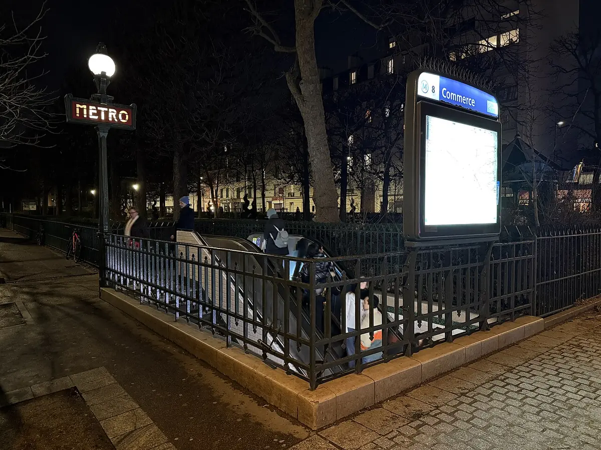 L’entrée de la station de métro Commerce, place du Commerce