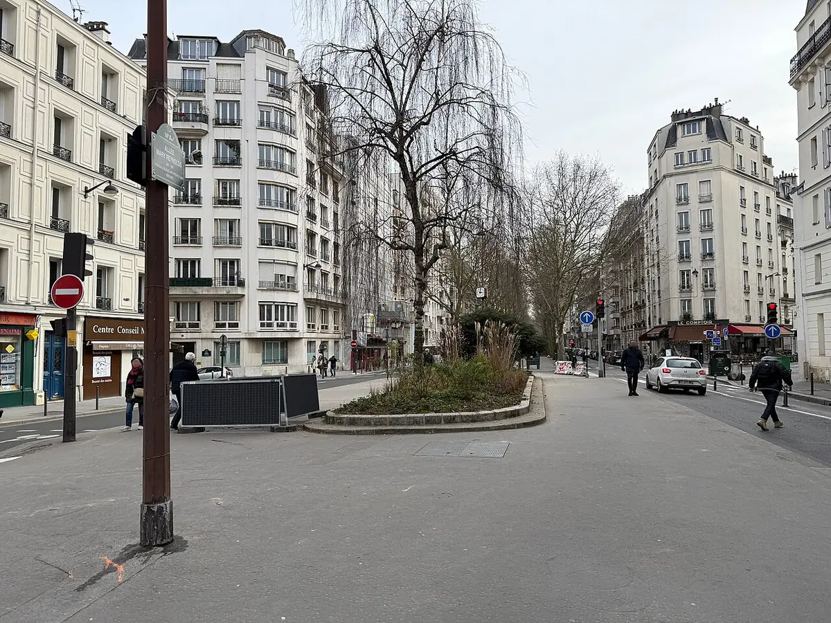 L’allée Mary-Reynolds bordée d’arbres dans le 14e arrondissement