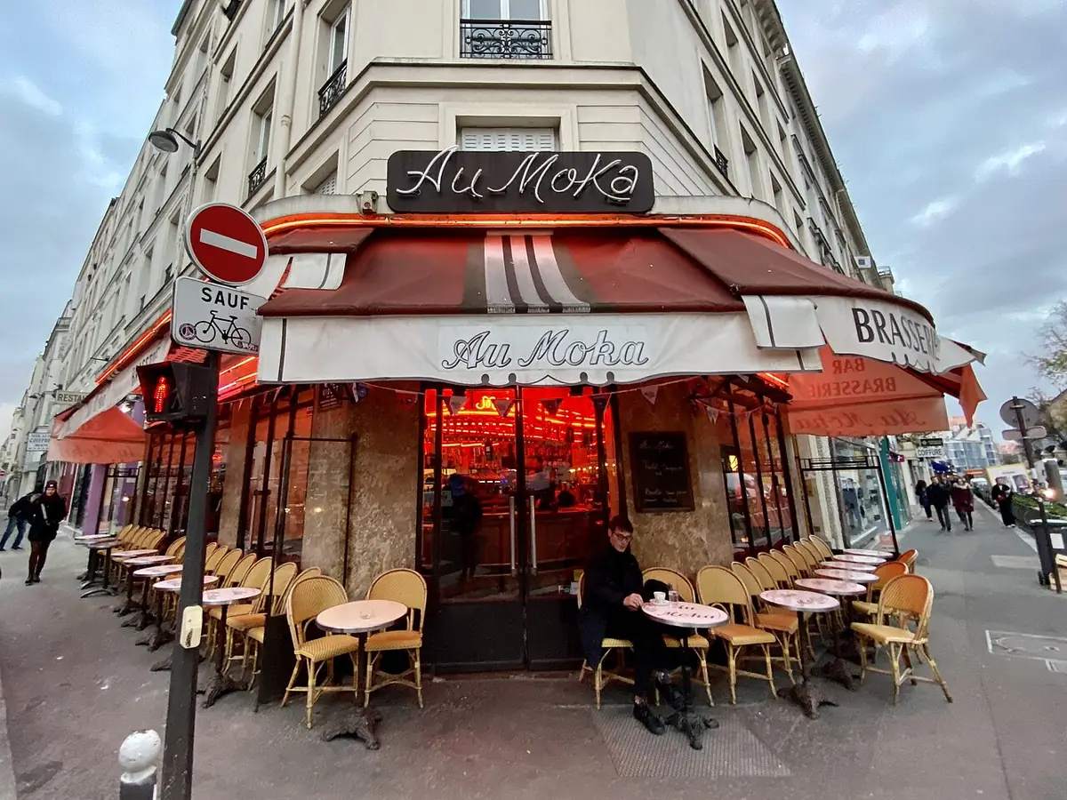 La terrasse du café Au Moka, à l’angle d’une rue du quartier