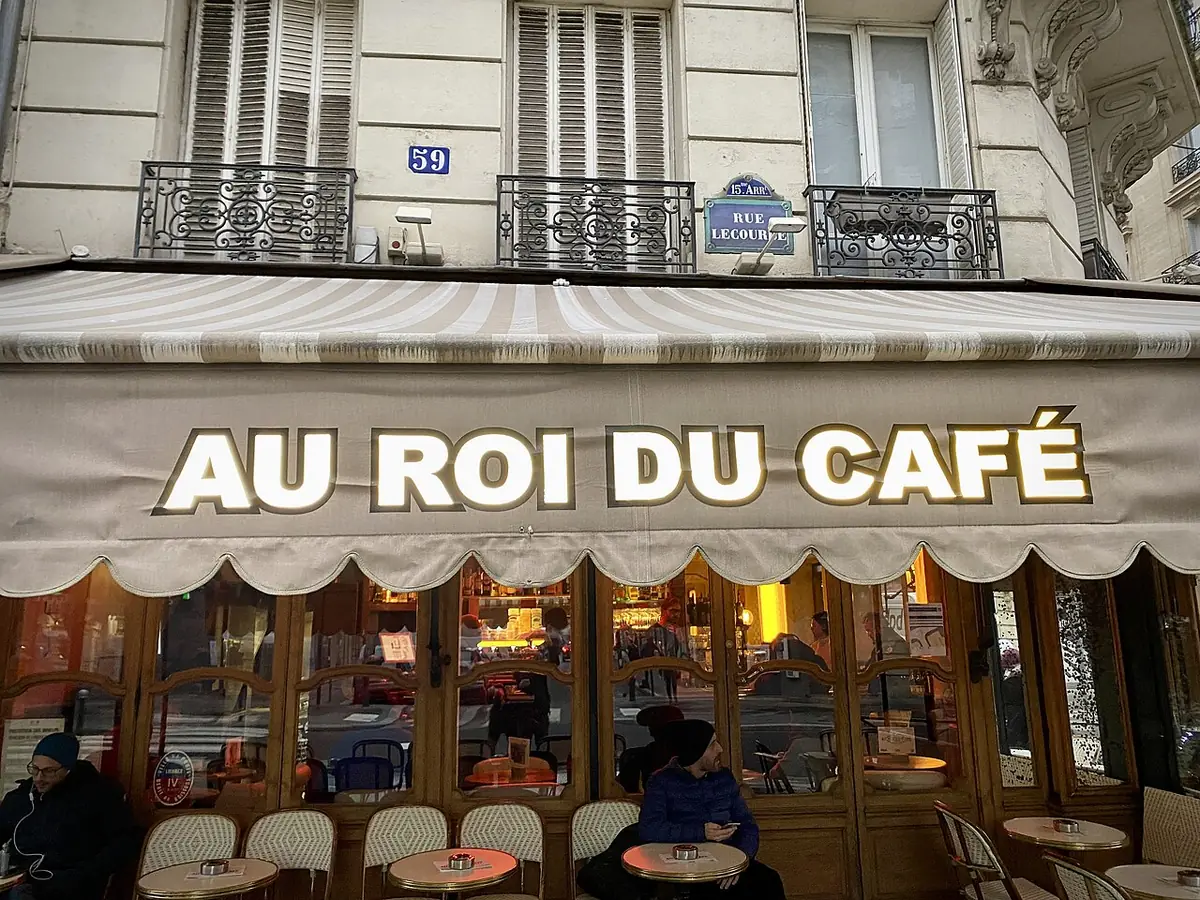 La terrasse du café Au Roi du Café, chaises et clients