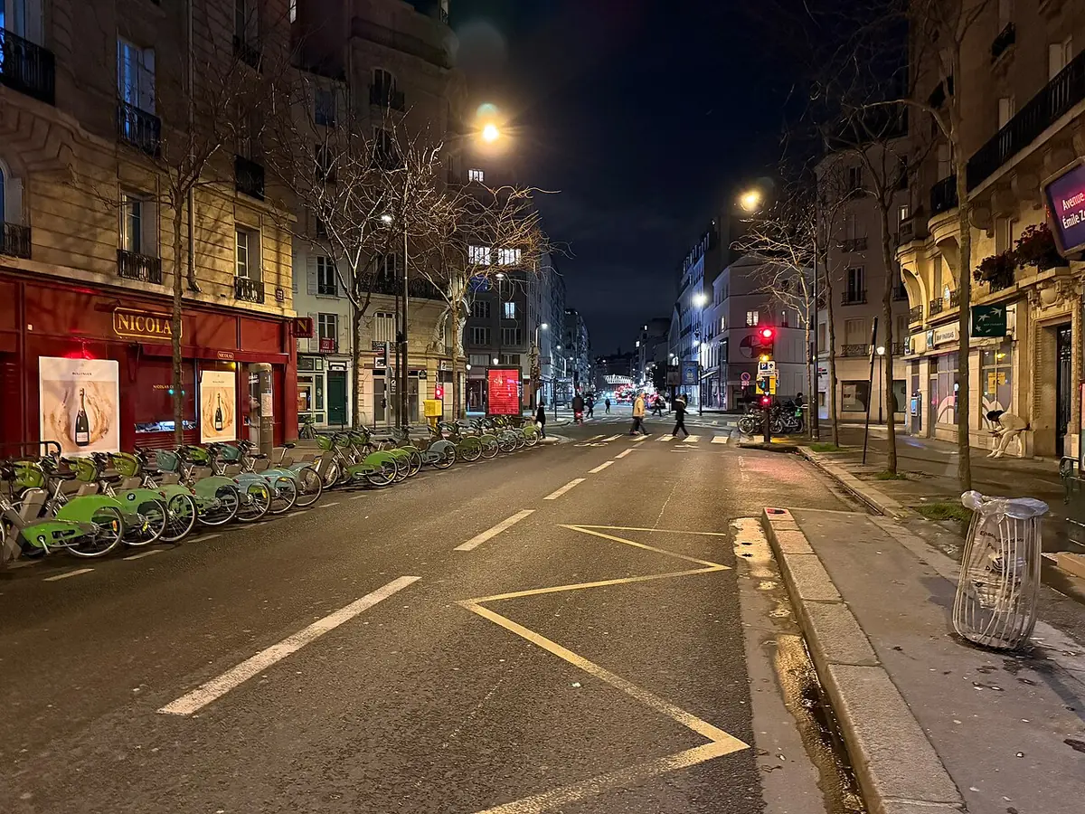 L’avenue Émile-Zola de nuit, immeubles et lampadaires