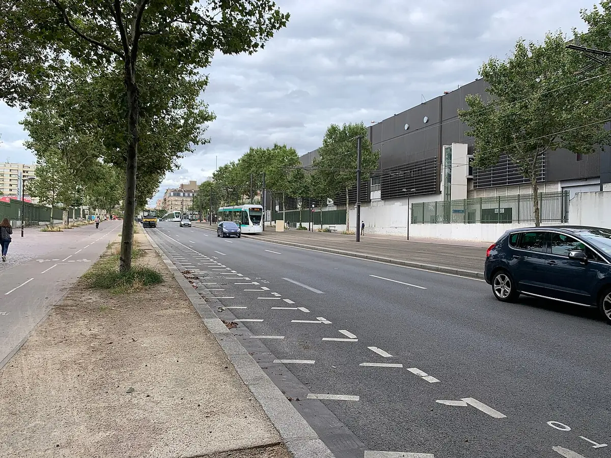 L’avenue Ernest-Renan à Paris, piste cyclable et immeuble moderne en arrière-plan