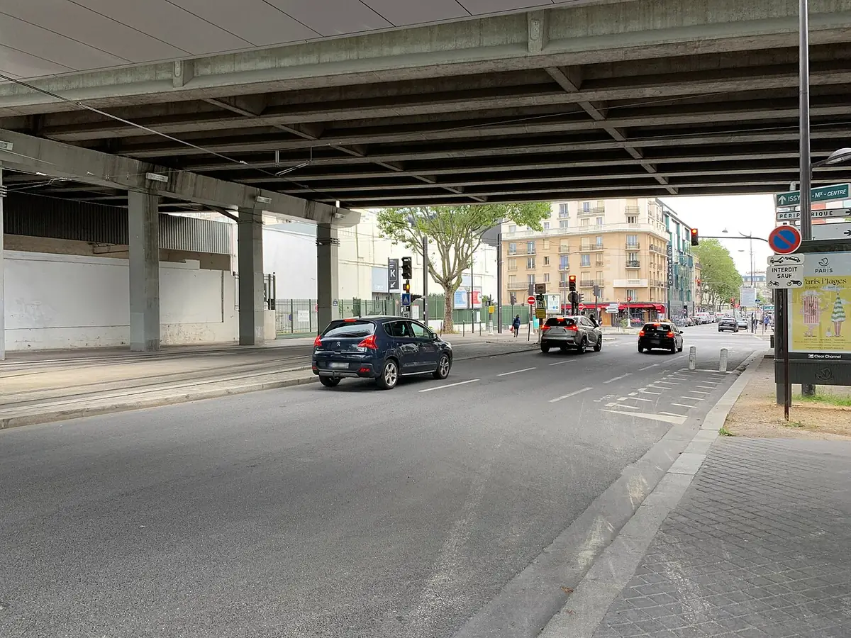 L’avenue Ernest-Renan passant sous un viaduc, à Paris