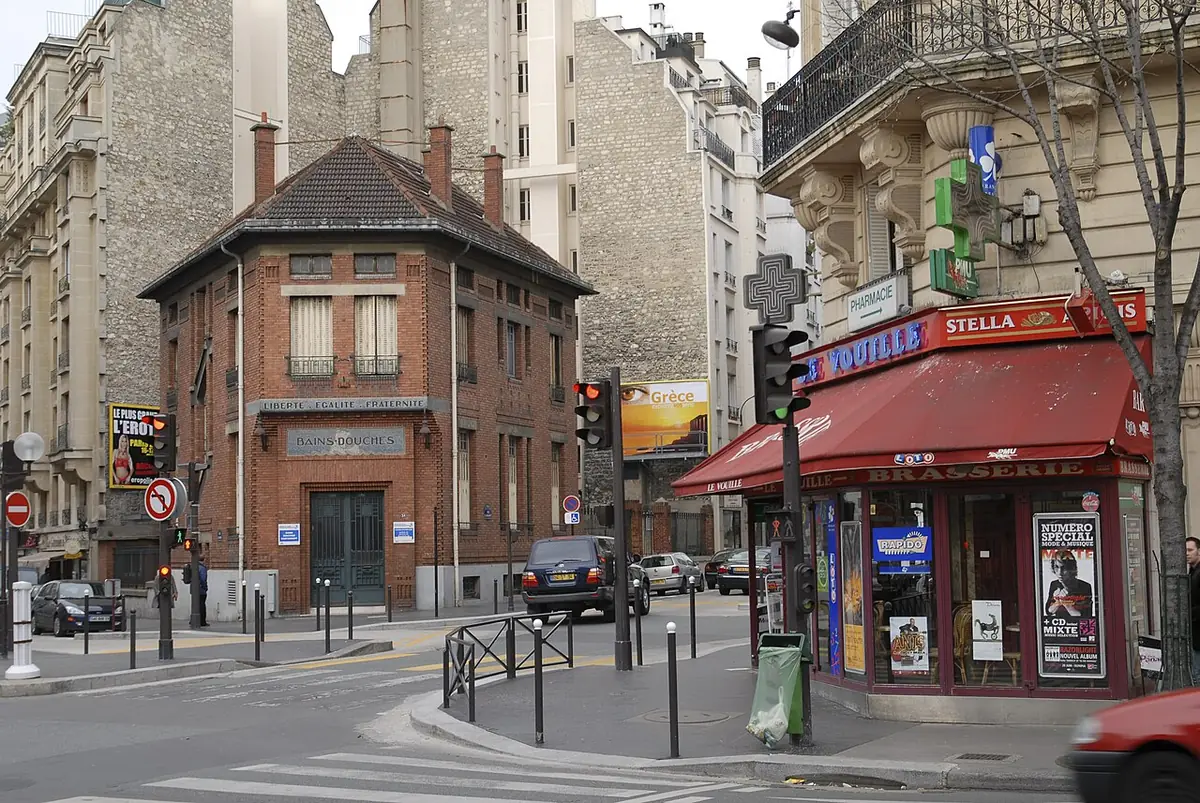 Un café de quartier à l’angle d’une rue pavée