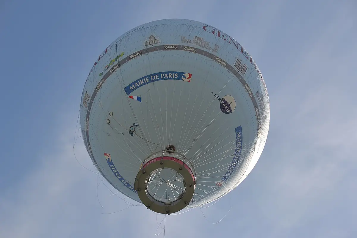 Le ballon captif Air de Paris, dans le ciel au-dessus du quartier