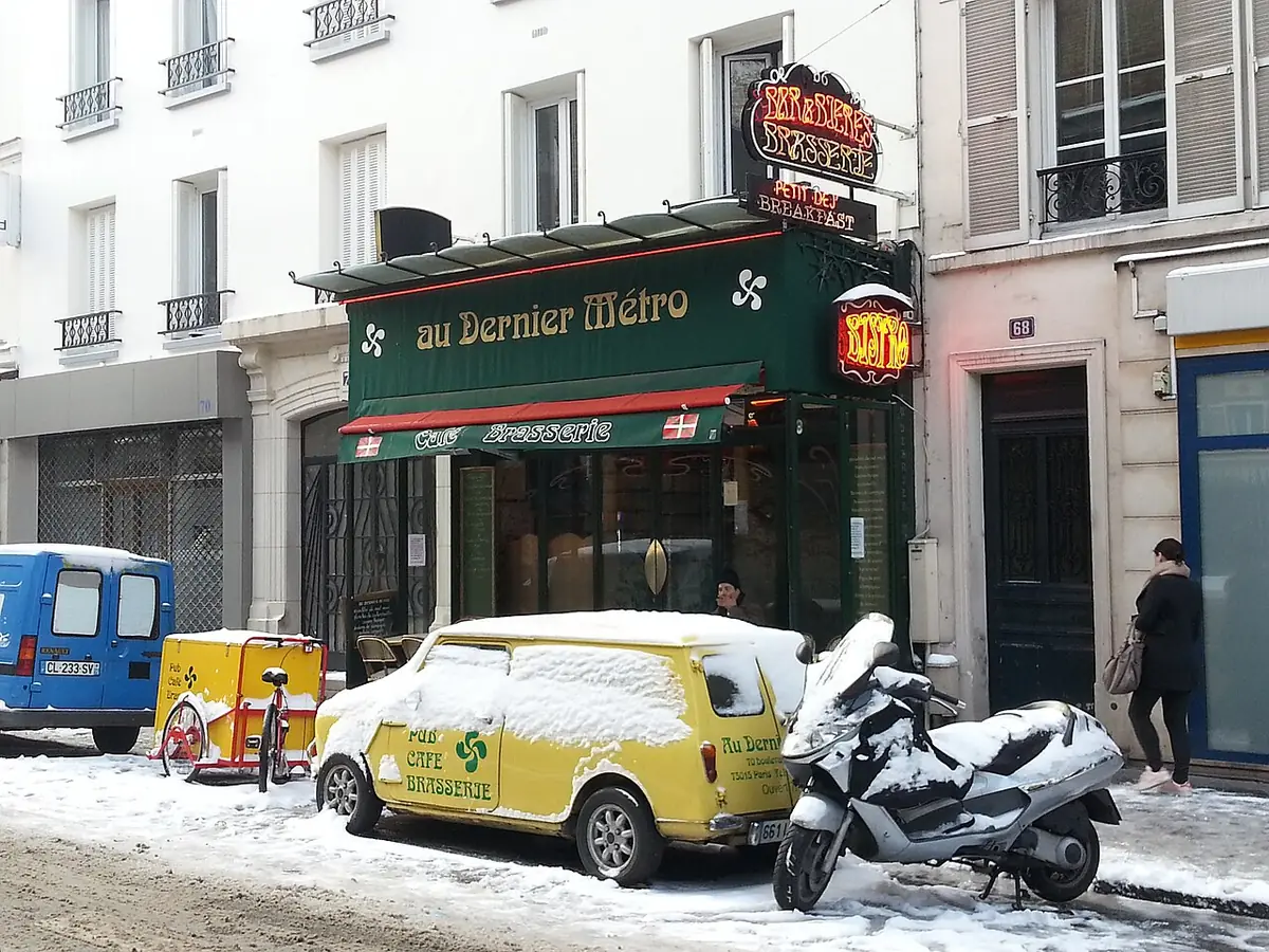 Un café de quartier sous la neige, boulevard de Grenelle