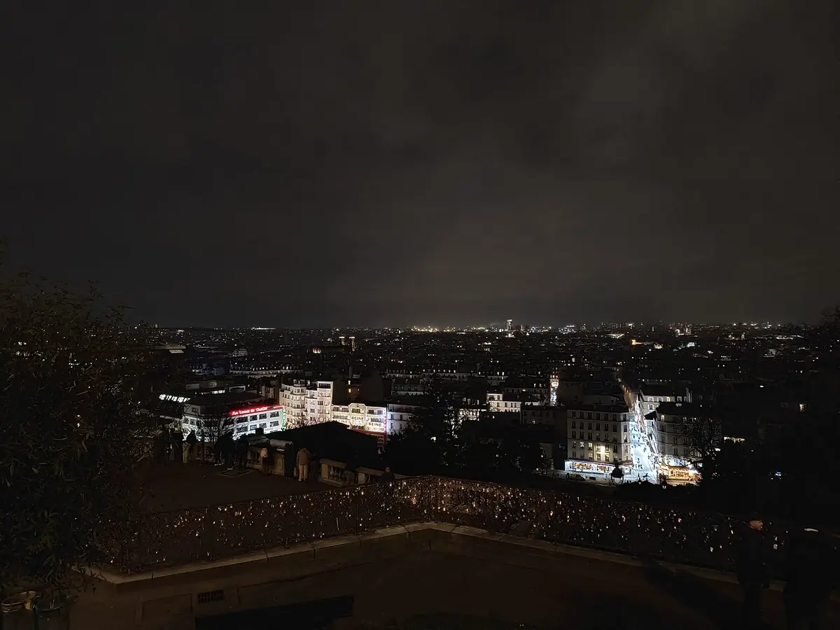 Les toits de Paris et les lumières de la ville sous un ciel nocturne