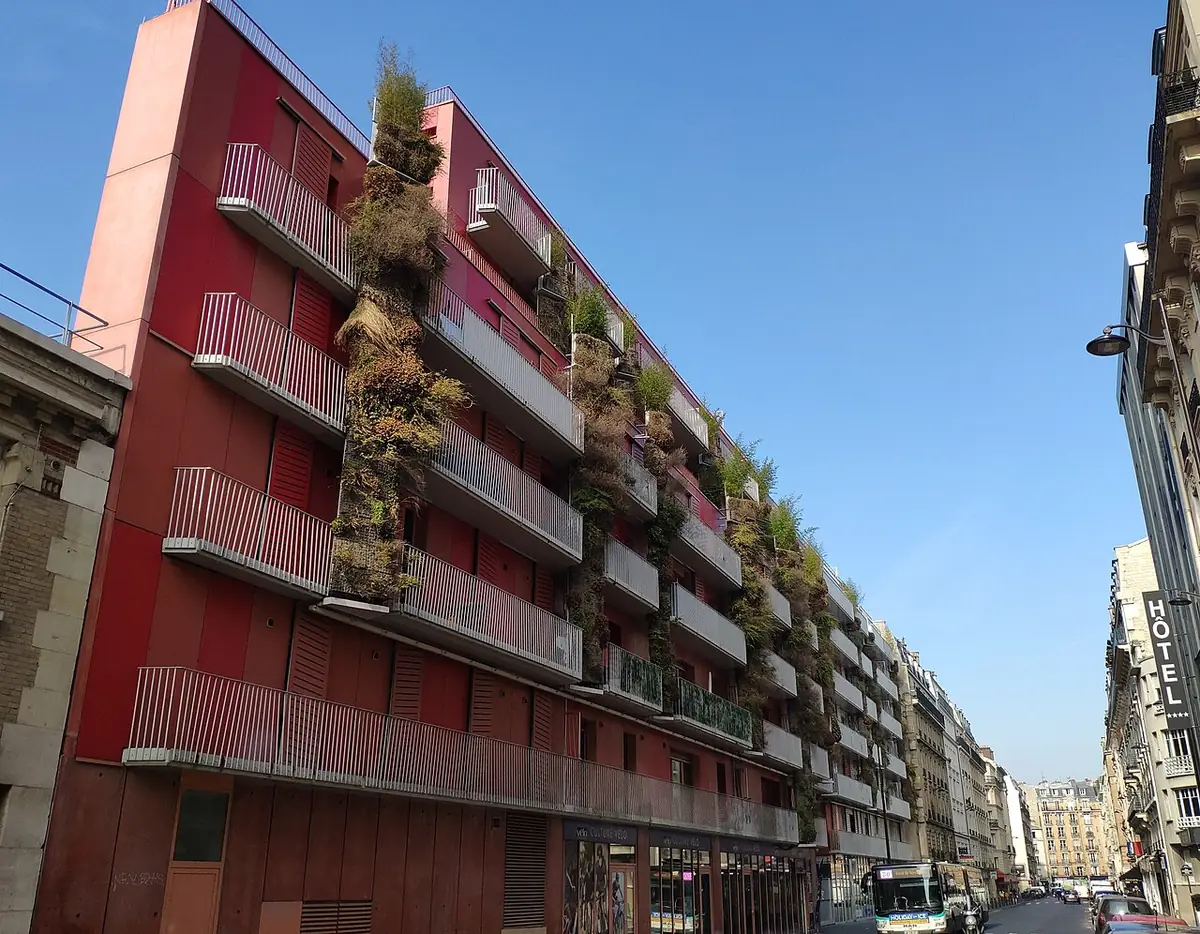 Un immeuble aux balcons végétalisés dans le 15e arrondissement