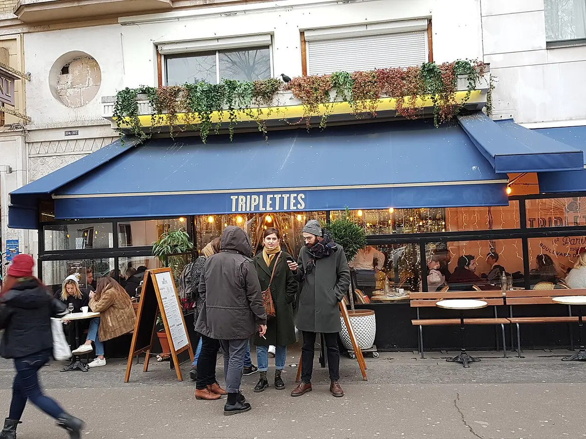 Des clients en terrasse à la brasserie Triplettes, sur un boulevard parisien