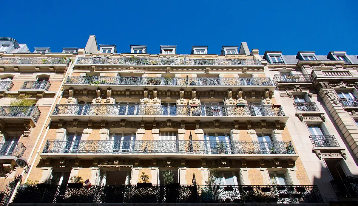 Façade haussmannienne avec balcons filants, boulevard Pasteur