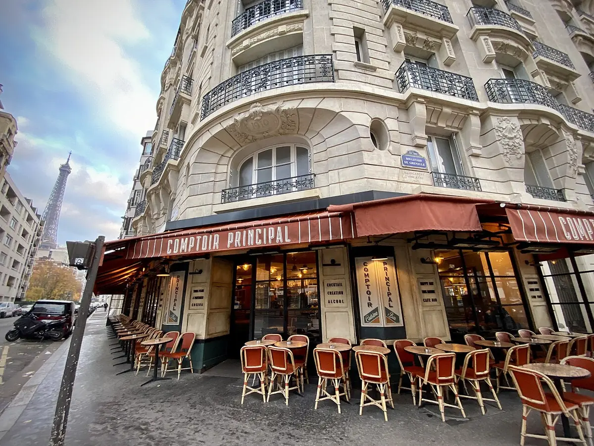 La terrasse du Comptoir Principal avec la tour Eiffel en arrière-plan