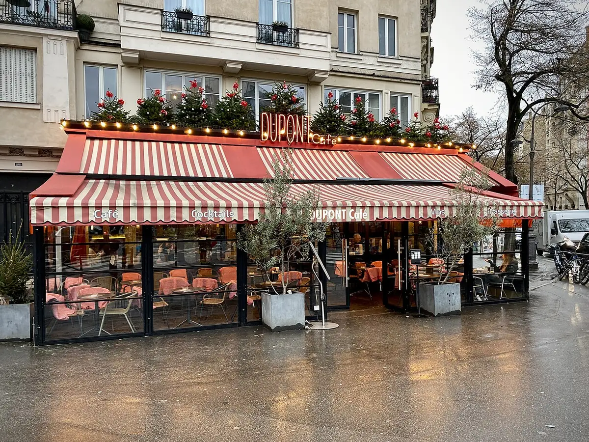 La terrasse du café Dupont sous la pluie, quartier Vaugirard