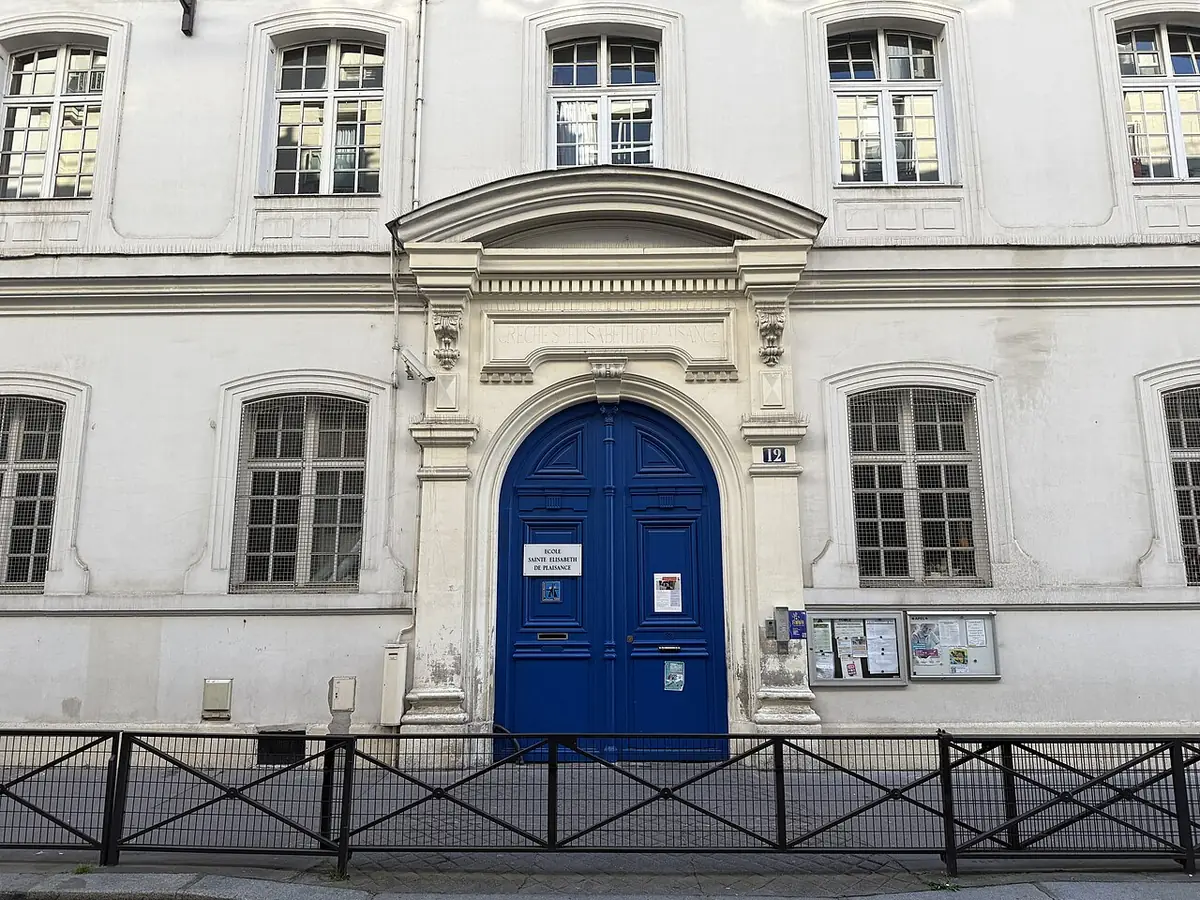 La façade blanche de l’école Sainte-Élisabeth de Plaisance, grille en fer