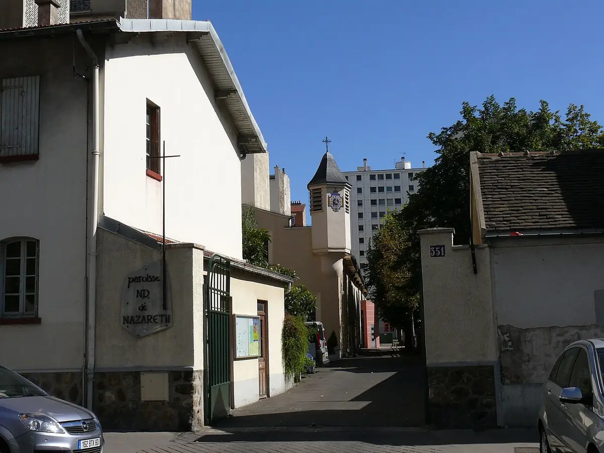 L’église Notre-Dame-de-Nazareth dans une rue calme du 15e
