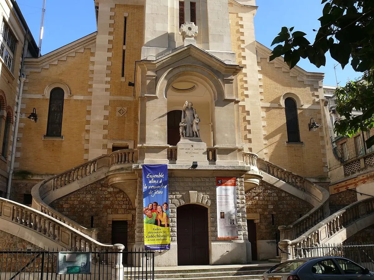 Église Saint-Jean-Baptiste-de-la-Salle et son parvis, quartier Falguière-Pasteur