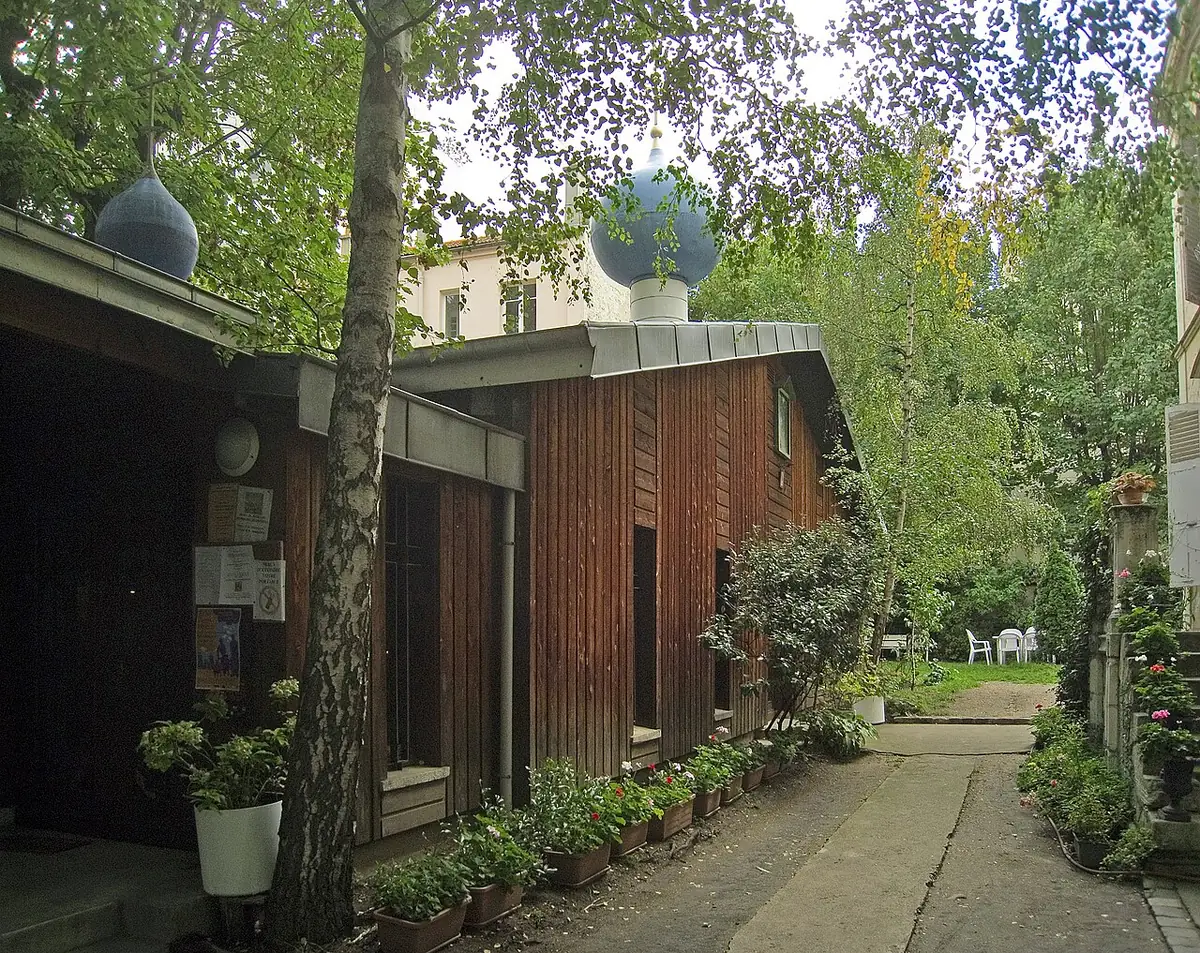L’église orthodoxe Saint-Séraphin-de-Sarov, nichée parmi les arbres