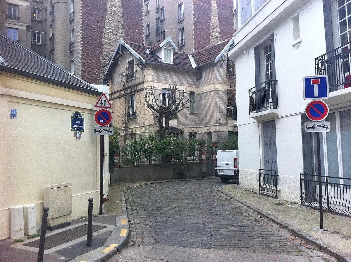 L’entrée discrète de la villa Santos-Dumont, une petite voie résidentielle