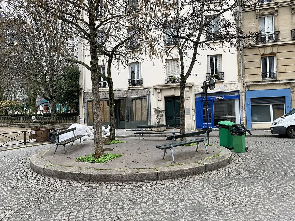 La place Charles-Michels, square pavé bordé de bancs et d’arbres