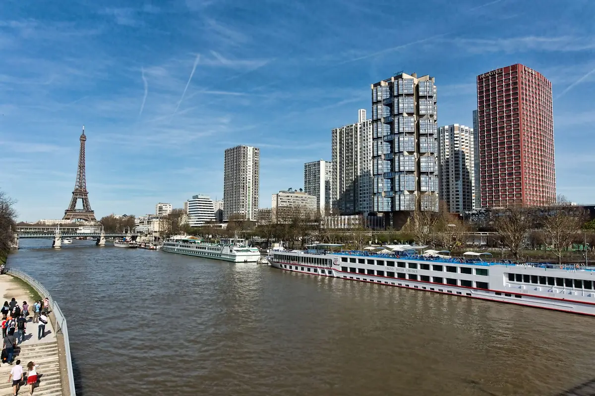 Les tours du Front de Seine au bord de la Seine, tour Eiffel au loin