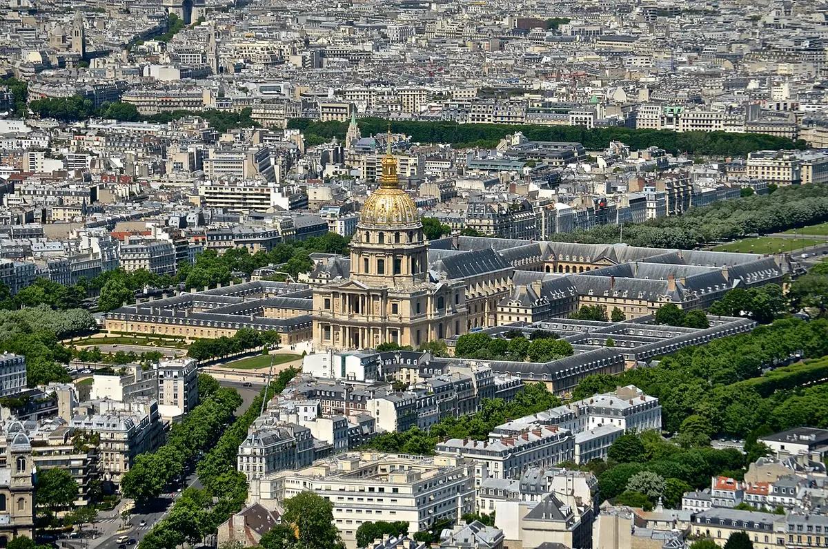 Vue aérienne de Paris avec le dôme des Invalides au loin