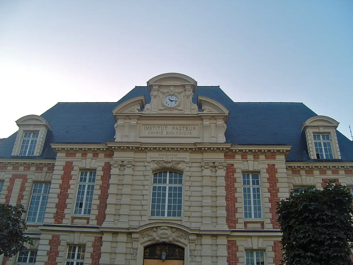 Le bâtiment Duclaux de l’Institut Pasteur, façade en briques et pierre avec horloge
