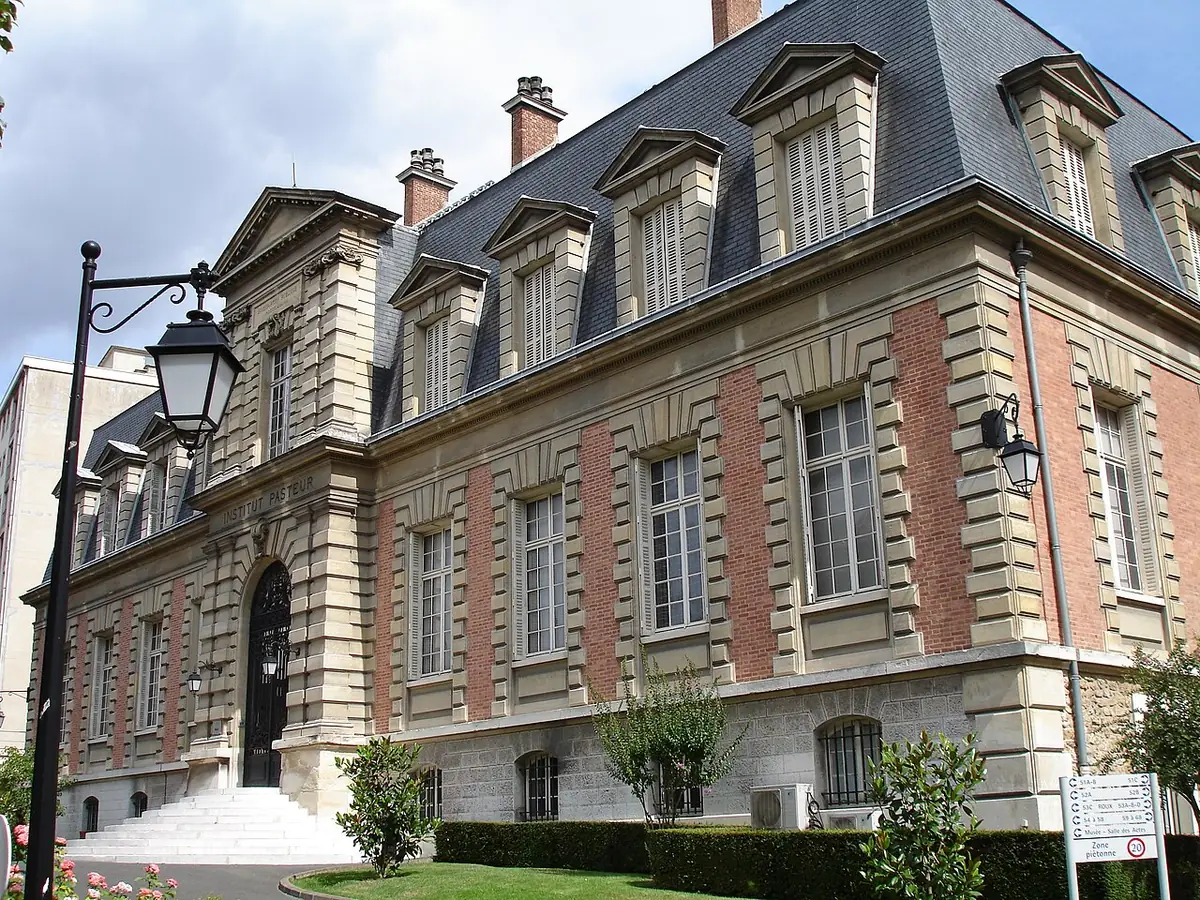 La façade de l’Institut Pasteur, avec son toit à la Mansart et sa grille d’entrée