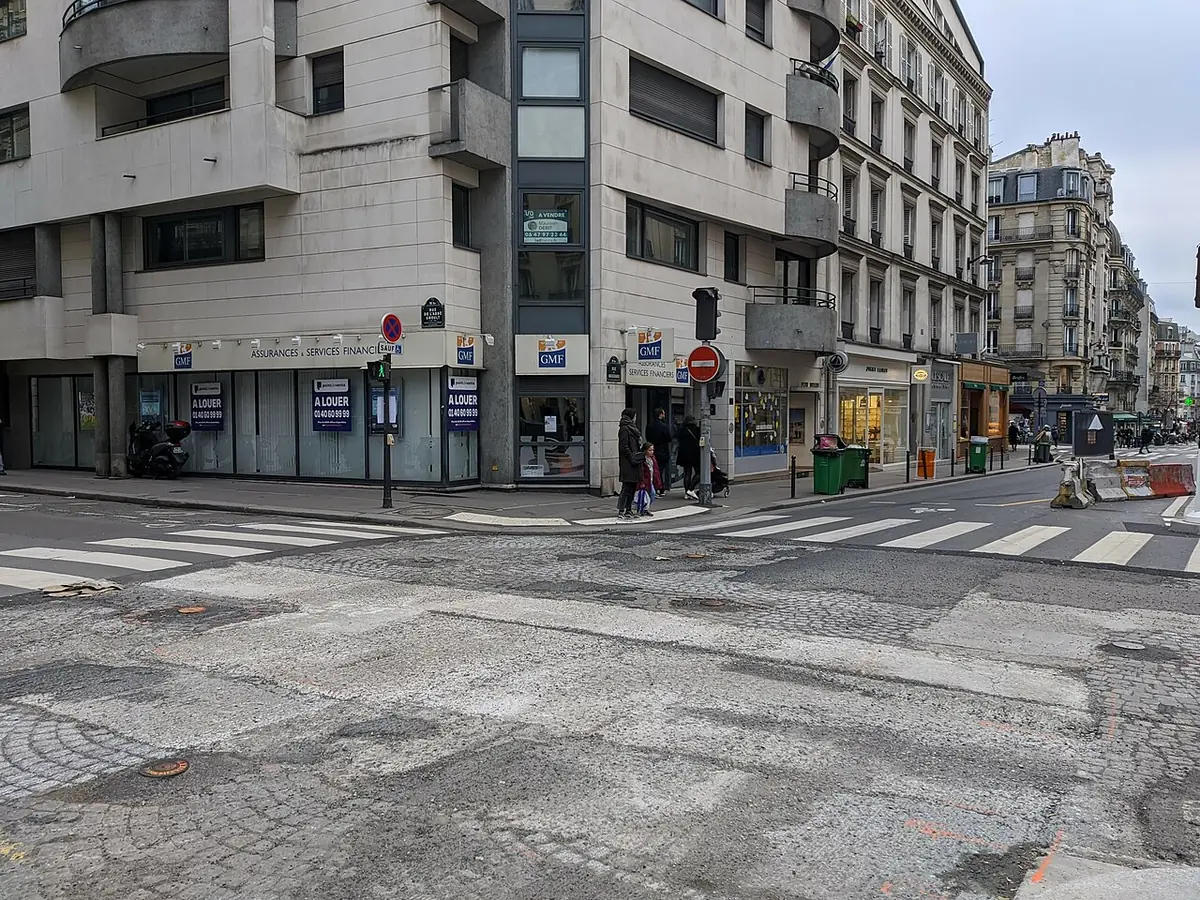 L’intersection rue de l’Abbé-Groult et rue de Vaugirard, immeuble moderne à l’angle