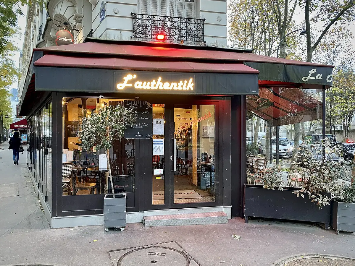 La terrasse de L’Authentik, café de quartier ombragé d’arbres