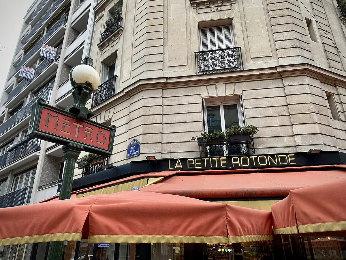 La Petite Rotonde, café d’angle près du métro, rue de Javel