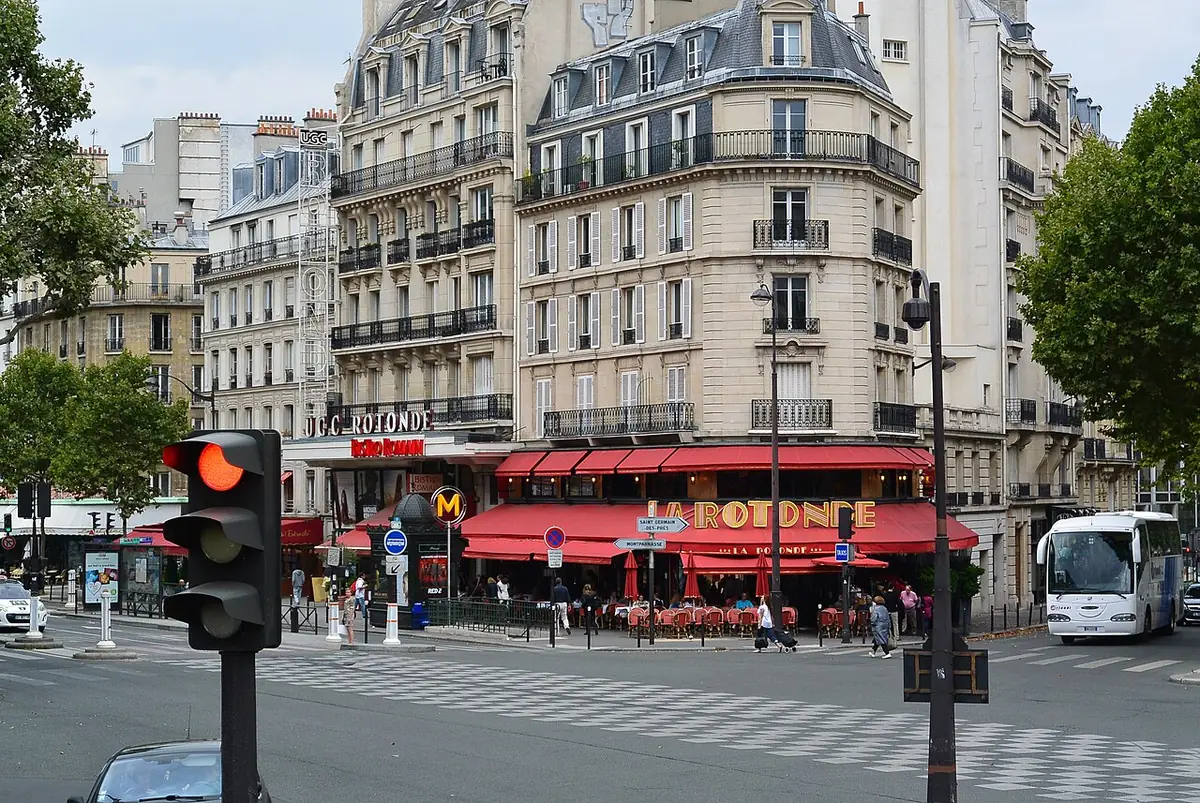 La brasserie La Rotonde, terrasse et façade rouge à l’angle du boulevard