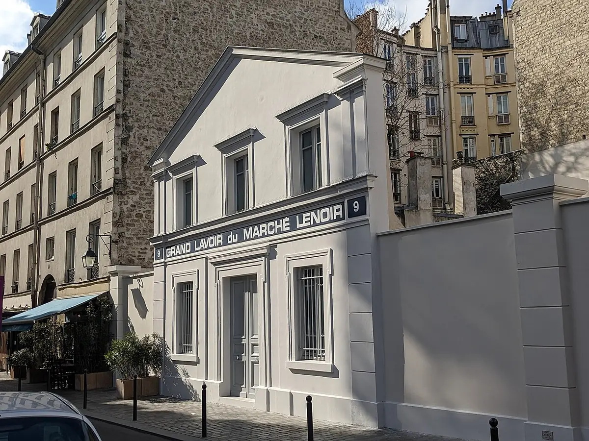 Le Grand Lavoir du marché Lenoir, un bâtiment reconverti dans une rue de Paris