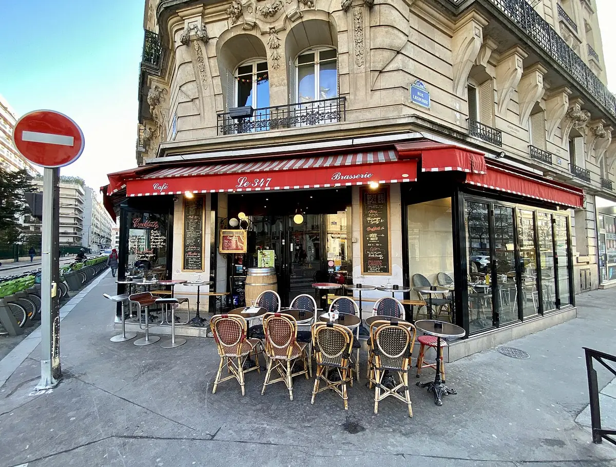 Un café d’angle typique du 15e arrondissement, près de Balard