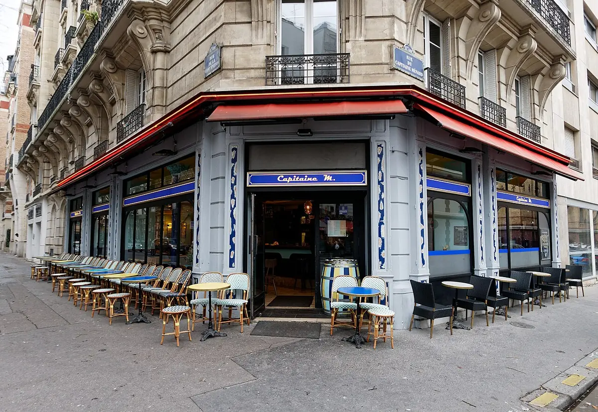 La terrasse du Capitaine M, café de quartier à l’angle de la rue