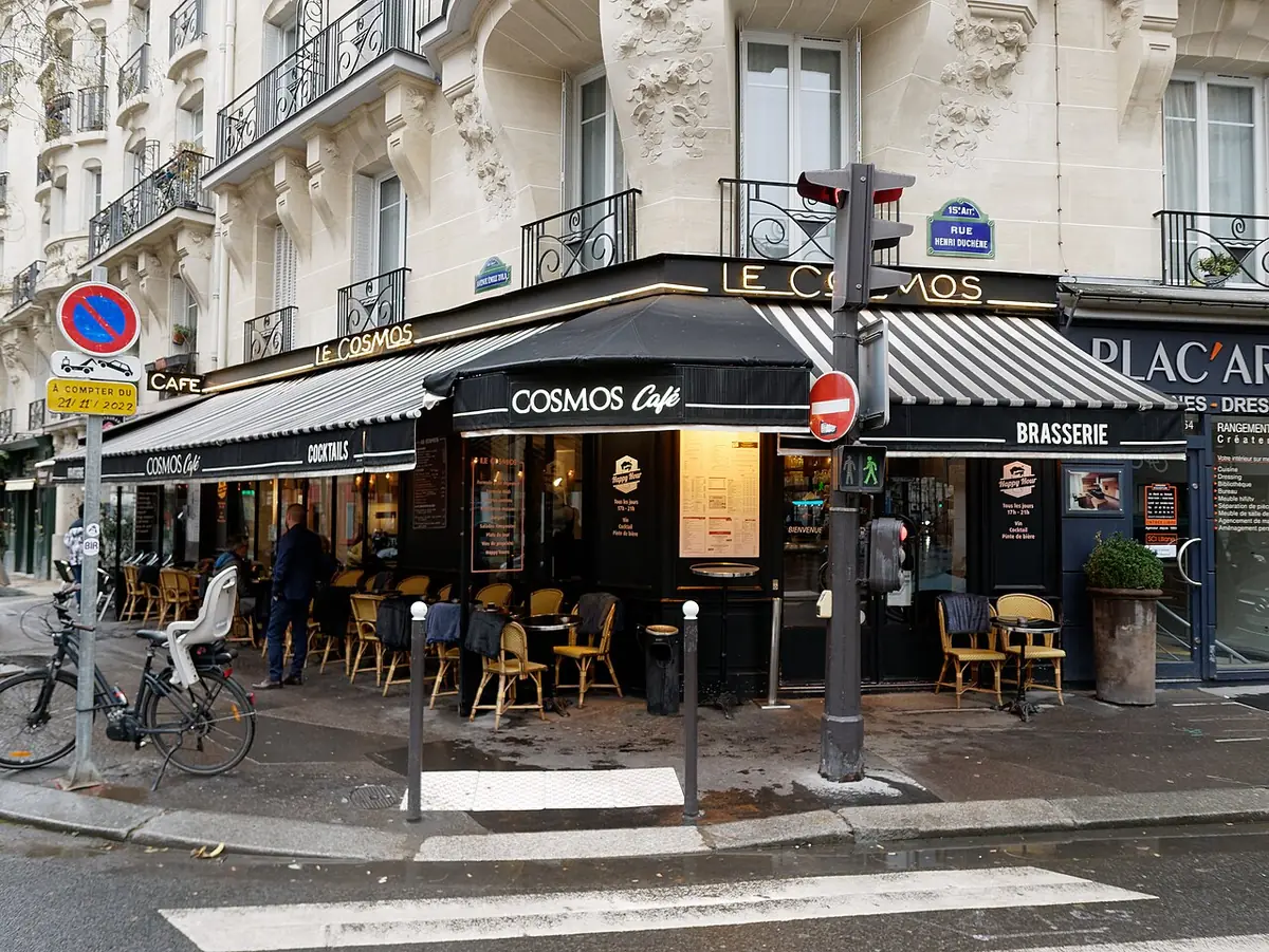 Le Cosmos Café à l’angle d’une rue du quartier Commerce