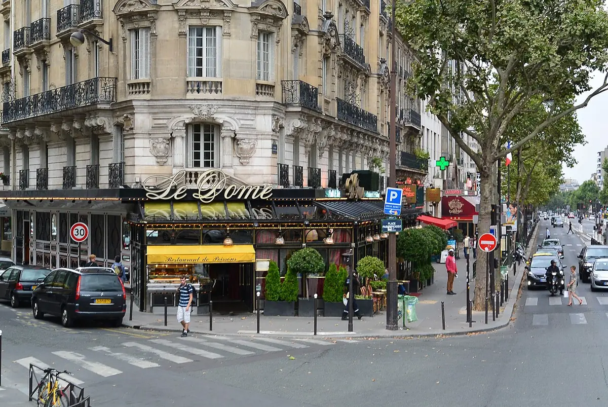 La brasserie Le Dôme à l’angle du boulevard du Montparnasse, terrasse animée