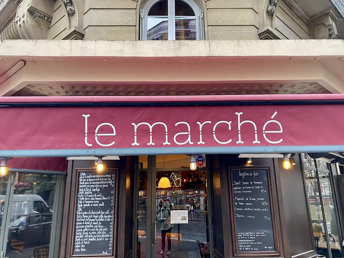 La devanture du restaurant Le Marché, ardoises et terrasse