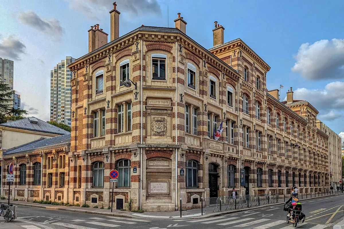 Le lycée Beaugrenelle, bâtiment en brique rue Beaugrenelle