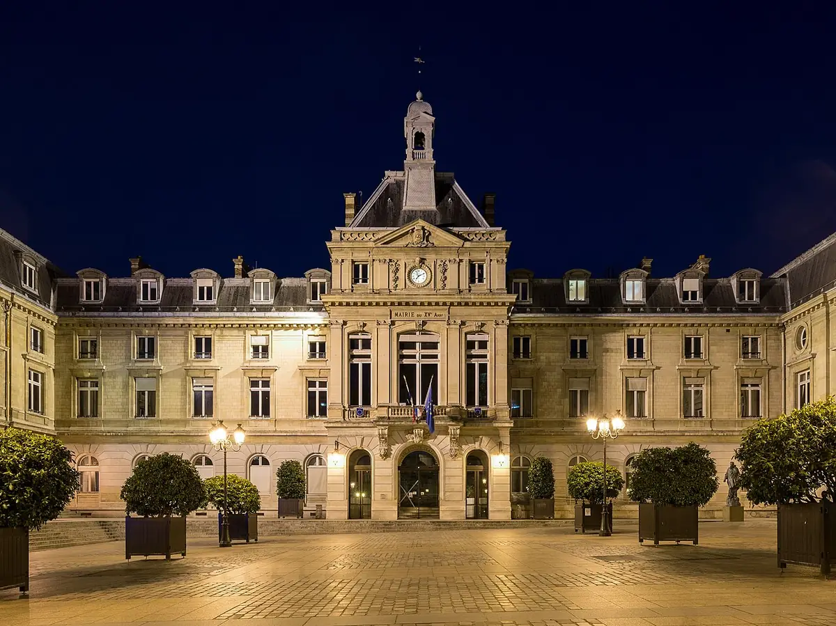 La mairie du 15e arrondissement, illuminée la nuit