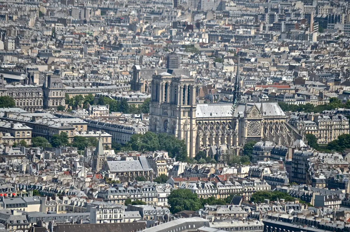 Vue aérienne sur Paris et la cathédrale Notre-Dame depuis la tour Montparnasse