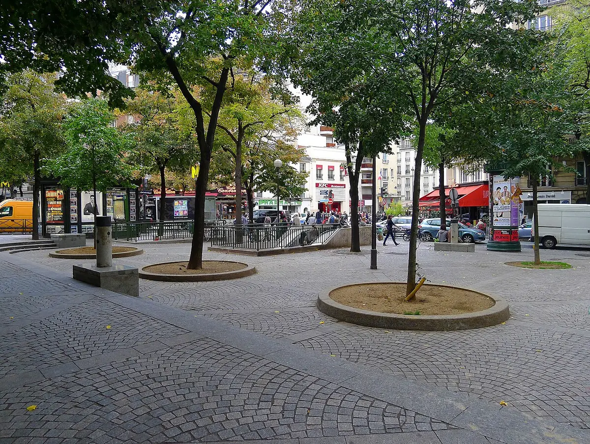 La place du métro Convention, arbres et pavés