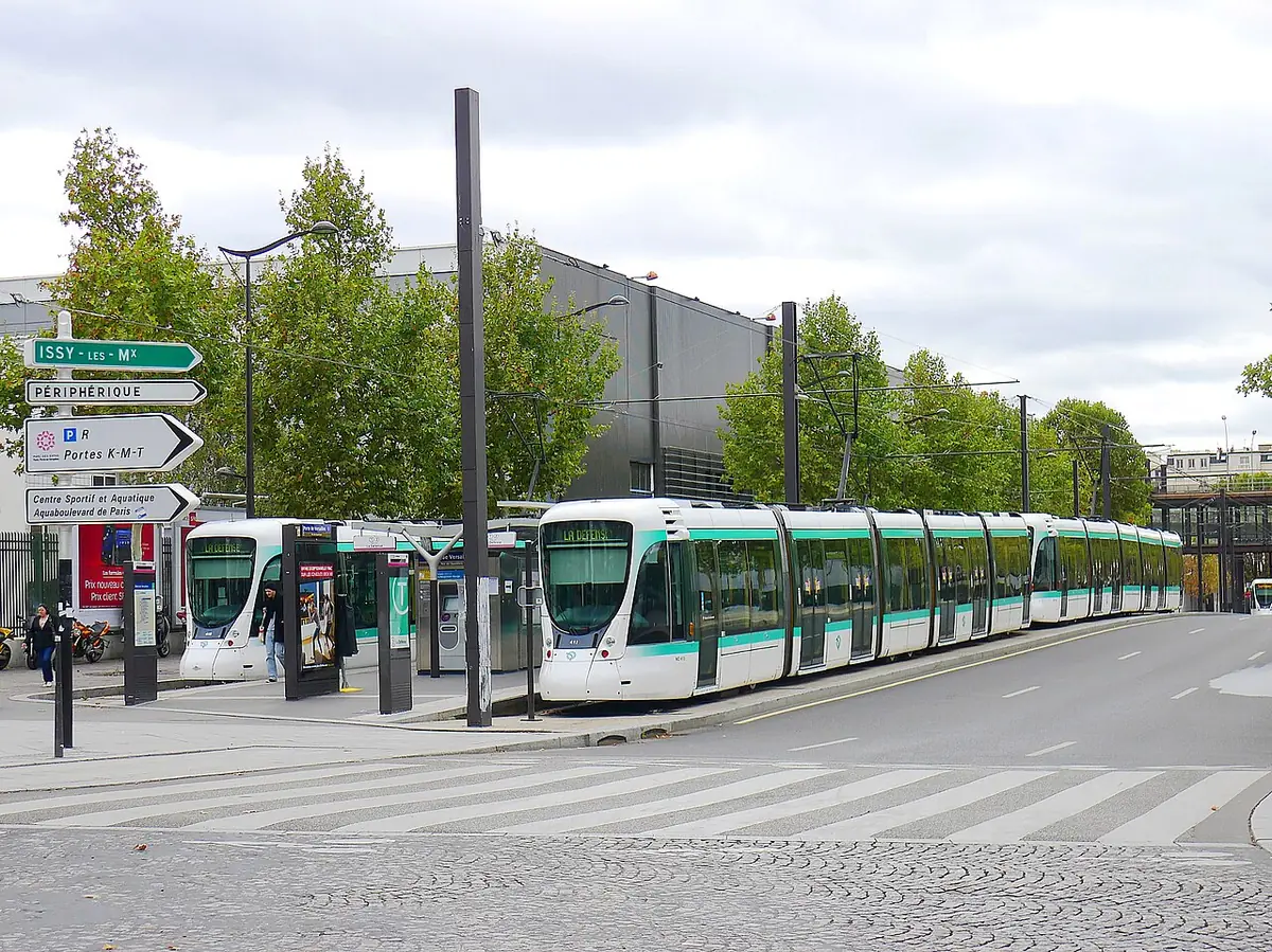 Une rame du tramway T2 à l’arrêt avenue Ernest-Renan, porte de Versailles