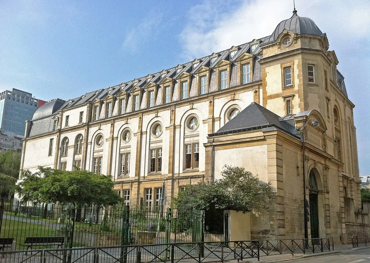 Le bâtiment de l’université Panthéon-Assas, campus Vaugirard, façade et dôme