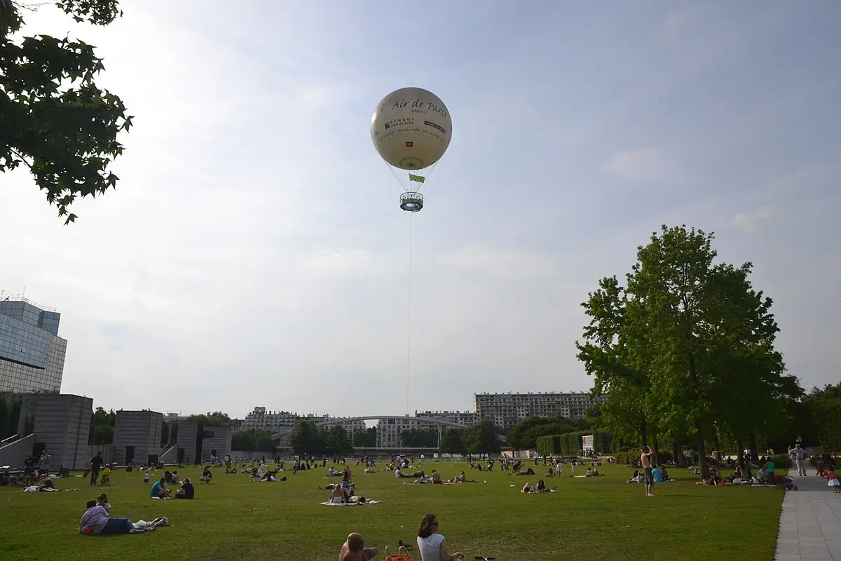 La pelouse du parc André-Citroën, ballon captif dans le ciel