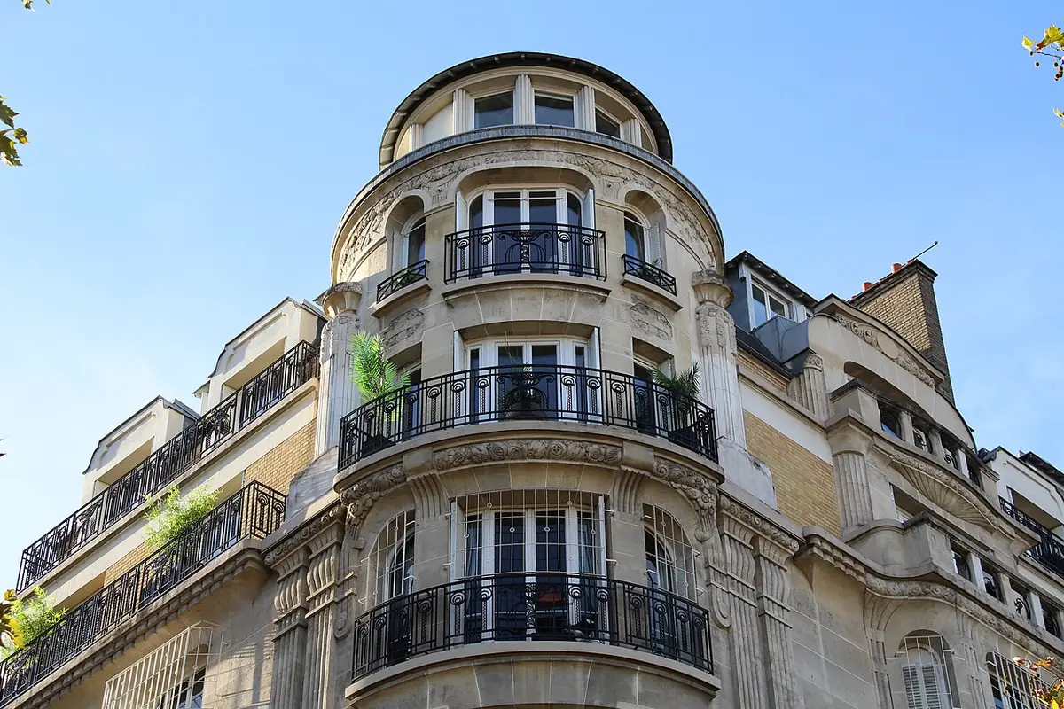Un immeuble parisien à l’angle arrondi, près de La Motte-Picquet - Grenelle